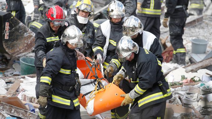 Hasiči u zříceného domu nedaleko Paříže, v jehož troskách zemřelo nejméně šest lidí. Příčinou podle všeho byla exploze plynu.