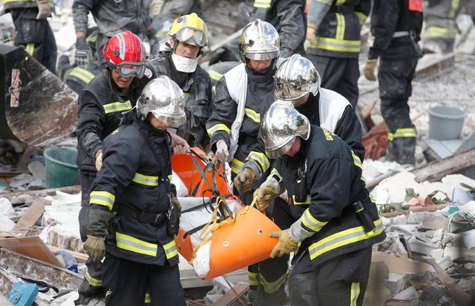 Hasiči u zříceného domu nedaleko Paříže, v jehož troskách zemřelo nejméně šest lidí. Příčinou podle všeho byla exploze plynu.