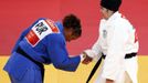 Saudi Arabia's Wojdan Shaherkani (R) shakes hands with Puerto Rico's Melissa Mojica after their women's +78kg elimination round of 32 judo match at the London 2012 Olympic Games August 3, 2012. REUTERS/Darren Staples (BRITAIN - Tags: SPORT JUDO SPORT OLYMPICS) Published: Srp. 3, 2012, 9:45 dop.