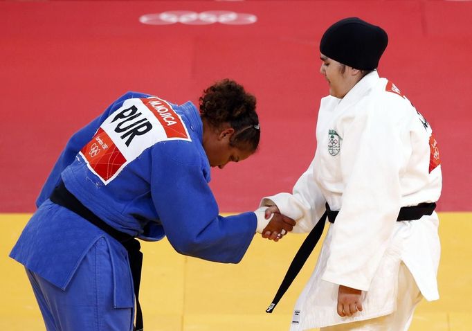 Saudi Arabia's Wojdan Shaherkani (R) shakes hands with Puerto Rico's Melissa Mojica after their women's +78kg elimination round of 32 judo match at the London 2012 Olympic Games August 3, 2012. REUTERS/Darren Staples (BRITAIN - Tags: SPORT JUDO SPORT OLYMPICS) Published: Srp. 3, 2012, 9:45 dop.