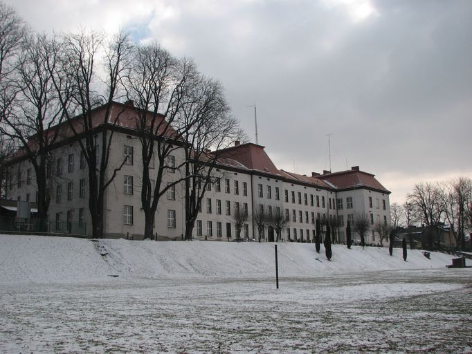 Kasárny v těšínské ulici Parkowa byly sídlem pohraniční stráže od roku 1949. Zde na fotografii z roku 2010.