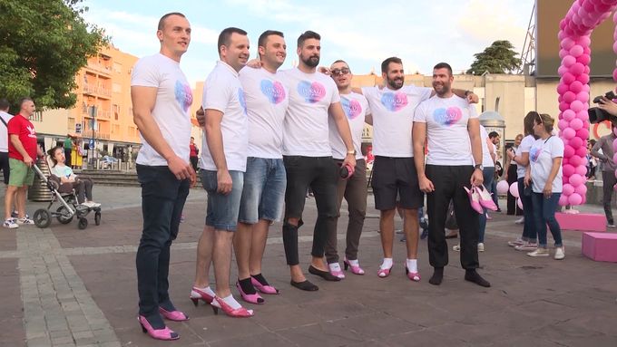 Ragbisté běželi na růžových podpatcích. Podpořili tak ženy s rakovinou prsu