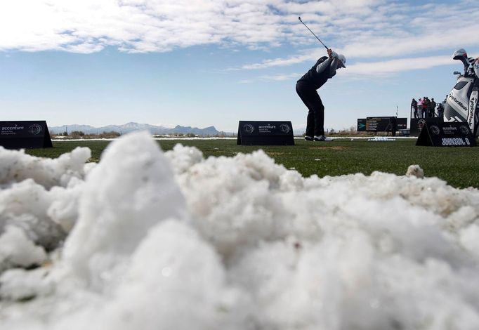 Dustin Johnson na jamkovce v Arizoně