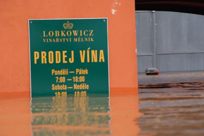 Prodejna vína, která se nachází přímo vedle hráze, svůj boj s vodou prohrála.