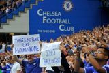 Příznivci Chelsea vítají transparenty staronového trenéra Josého Mourinha.