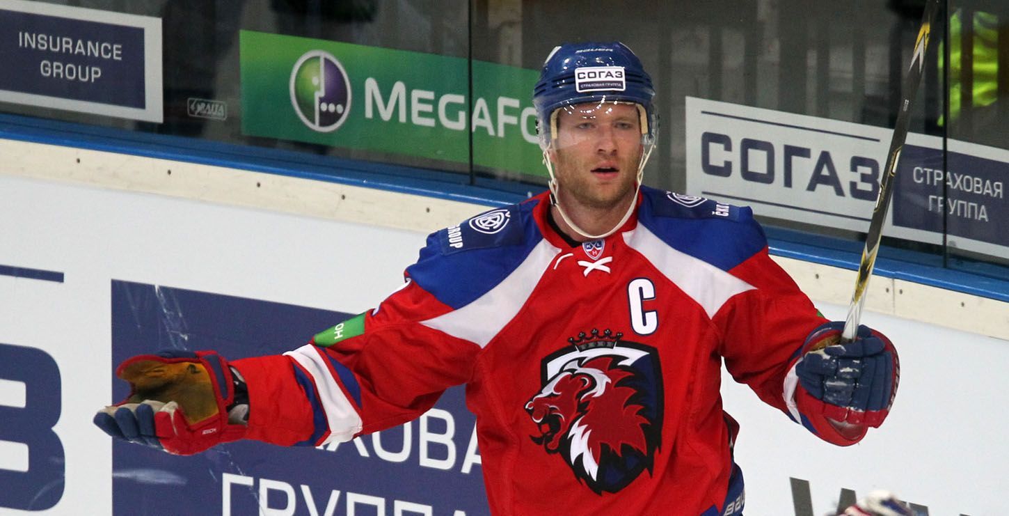Hokejista Lva Praha Jiří Novotný v utkání KHL proti SKA Petrohradu.