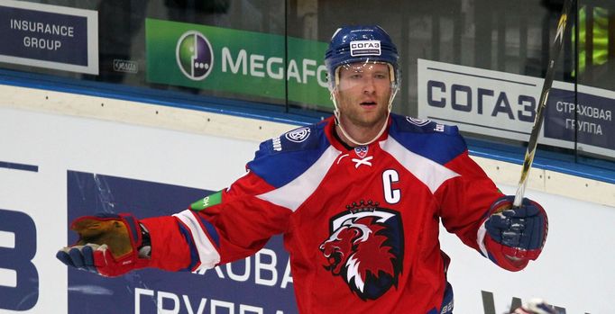 Hokejista Lva Praha Jiří Novotný v utkání KHL proti SKA Petrohradu.