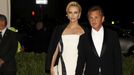 Herečka Charlize Theronová a herec Sean Penn.