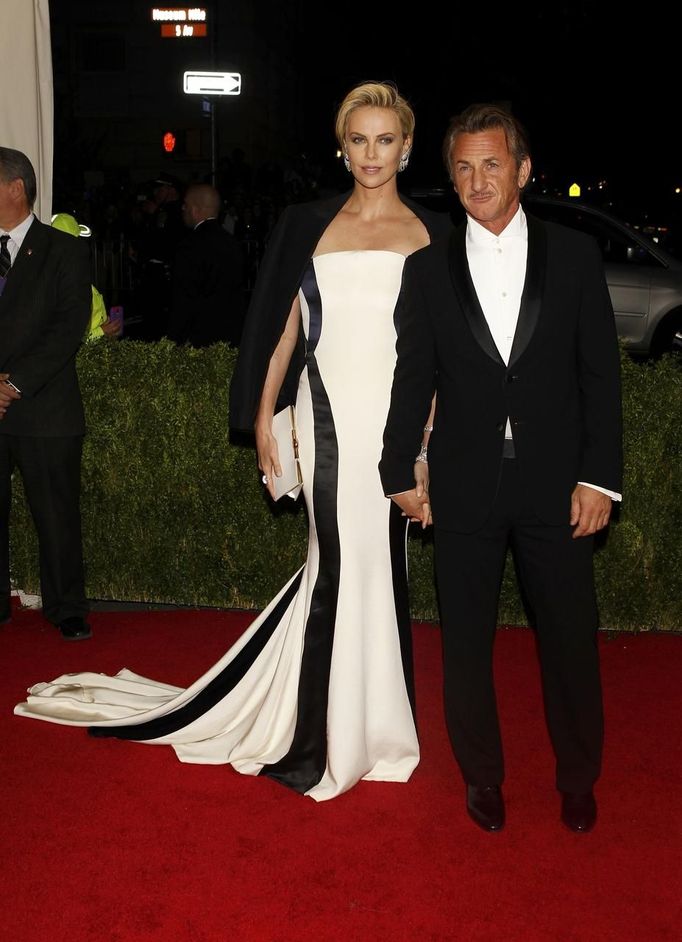 Herečka Charlize Theronová a herec Sean Penn.