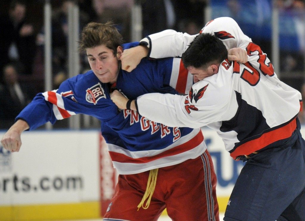 Srážky, bitky a góly v nočních zápasech NHL