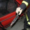 Řidič si při nehodě s autobusem vrazil do nohy nůž