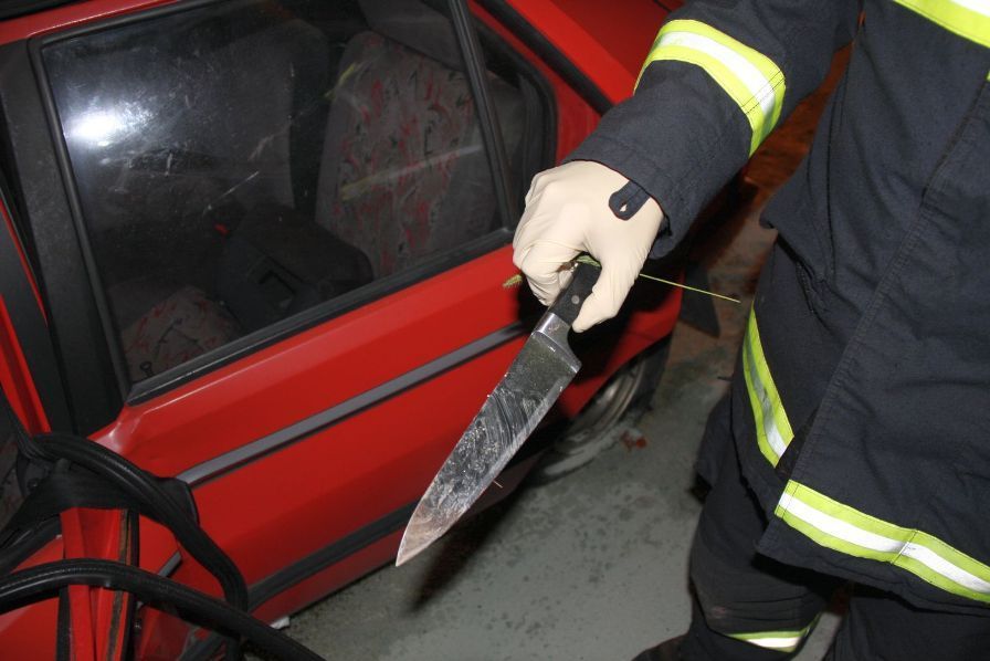 Řidič si při nehodě s autobusem vrazil do nohy nůž