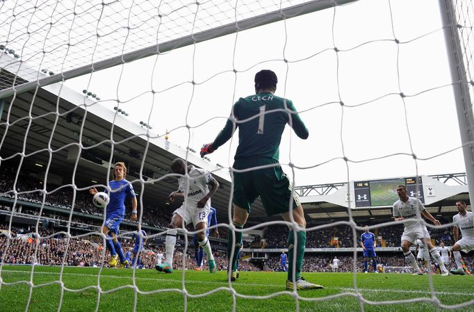 Fotbalista Tottenhamu William Gallas střílí gól v utkání anglické Premier League 2012/13 proti Chelsea.