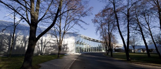 24. Výstaviště České Budějovice - pavilon T   Autor: ATELIER 8000 spol. s r.o., Martin Krupauer, Jiří Střítecký Autorizovaná osoba, vedoucí projektant: Martin Krupauer, Jiří Střítecký, Petr Kolbaba - ved. projektant Autorizovaná osoba, stavbyvedoucí: sdružení firem - HOCHTIEF CZ a. s., VOKD, a.s. Dodavatel: sdružení firem - HOCHTIEF CZ a. s., VOKD, a.s. Investor: Výstaviště České Budějovice a.s. Přihlašovatel: Výstaviště České Budějovice  a.s.