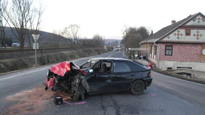 Mladík ujížděl v mazdě policistům a dostal smyk.