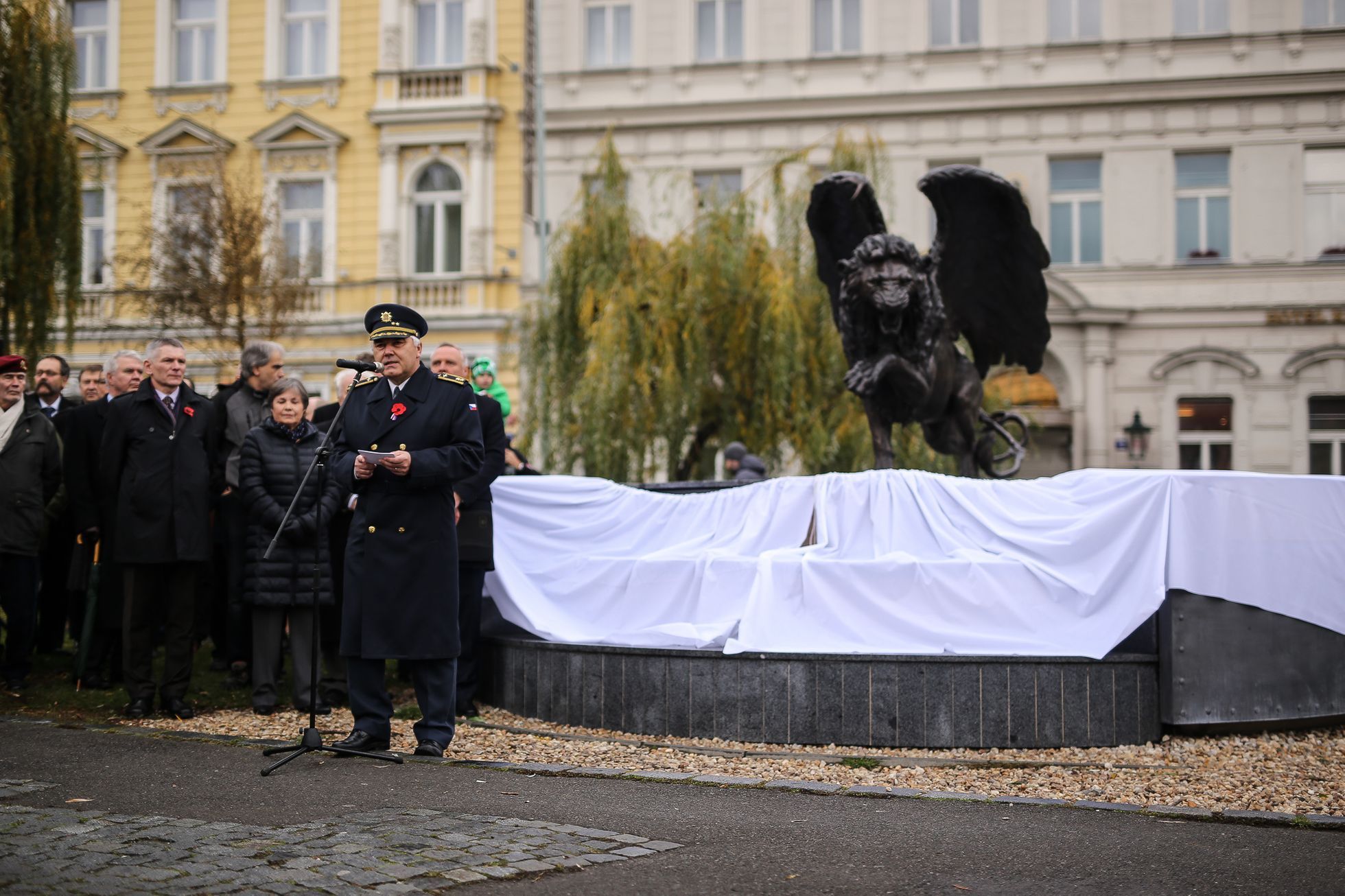 Odhalení pamětní desky Čechoslovákům bojujícím v RAF na památníku na Klárově v Praze