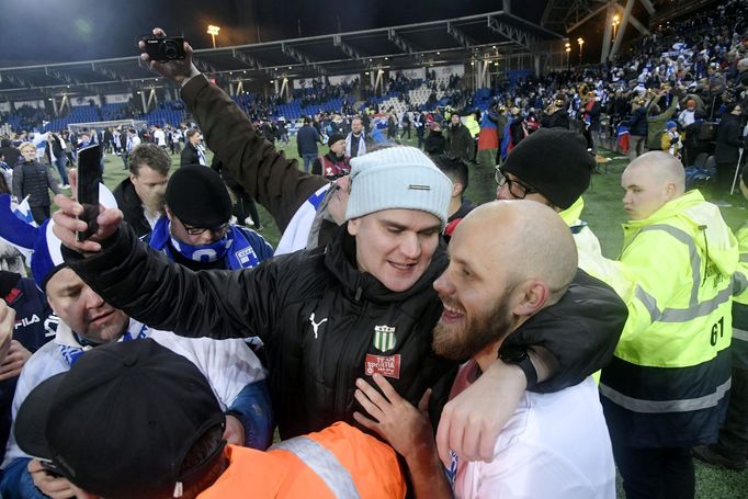 Soccer Football - Euro 2020 - Group J Qualification - Finland v Liechtenstein - Helsinki, Finland November 15, 2019. Teemu Pukki of Finland celebrates with fans. Lehtikuv