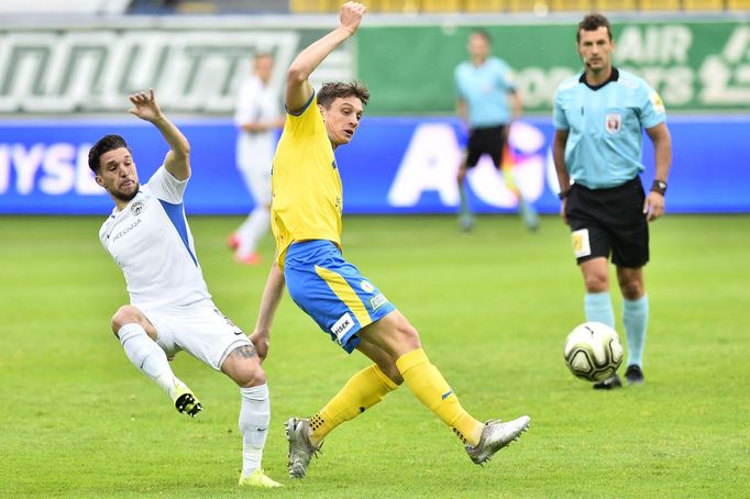 Jan Knapík z Teplic (vpravo) a Alexandru Baluta z Liberce v zápase 23. kola první ligy Teplice - Liberec