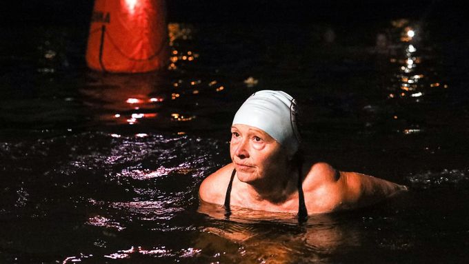 Foto: Vzpomínání na zesnulou devadesátiletou otužilkyni. Desítky lidí plavaly Vltavou