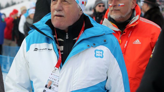 Prezident Václav Klaus podpořil české biatlonisty při jejich závodě štafet. Štěstí jim ale nepřinesl, čeští reprezentanti skončili šestí,