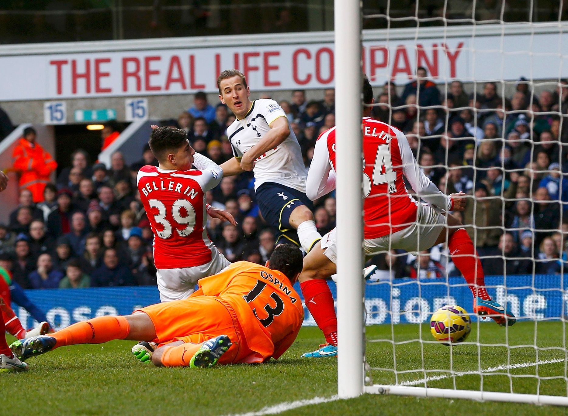 Harry Kane z Tottenhamu střílí gól Arsenalu