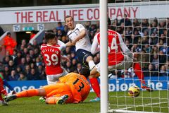 Chelsea zvýšila náskok v čele, Arsenal prohrál s Tottenhamem
