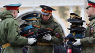 Ruští vojáci po skončení nácviku drží v rukou své čepice. Přípravy na přehlídku mají přesný řád a zahrnují i nácvik ceremoniálních detailů, které nejsou běžně k vidění.