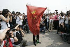 Dvě stovky záchranářů z Číny pohltilo bahno