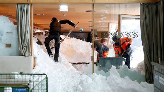 40 fotografií mocné přírody: Vyschla obří přehrada a lavina zasypala restauraci