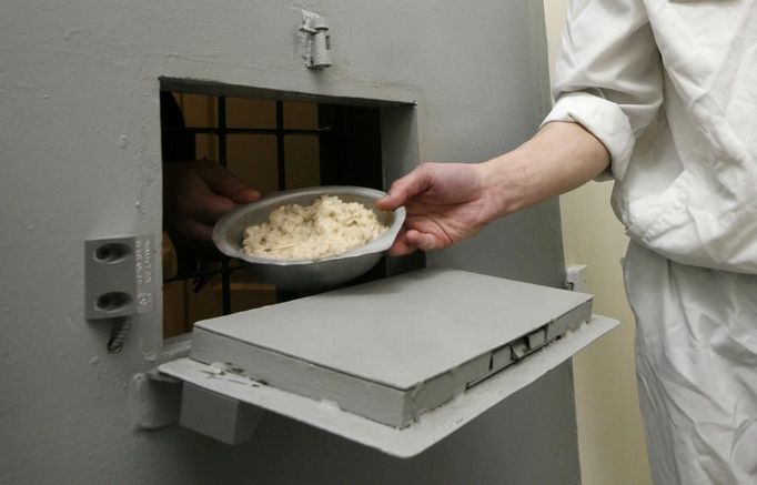 An inmate serves prisoners dinner inside a zone where especially strict conditions are imposed at a high-security male prison camp outside Russia's Siberian city of Krasnoyarsk May 14, 2013. High-security male prison camp number 17 is intended to house male inmates who are serving a sentence for the first time, and have been convicted for serious crimes. Prisoners at the facility work in wood and metal processing shops, manufacture furniture, sew clothes and do other kinds of work. They can also take part in educational, sport and cultural programs. Picture taken May 14, 2013. REUTERS/Ilya Naymushin (RUSSIA - Tags: CRIME LAW SOCIETY) ATTENTION EDITORS: PICTURE 13 OF 29 FOR PACKAGE 'INSIDE SIBERIA'S PRISONS' SEARCH 'ILYA PRISON' FOR ALL IMAGES Published: Čer. 19, 2013, 10:03 dop.