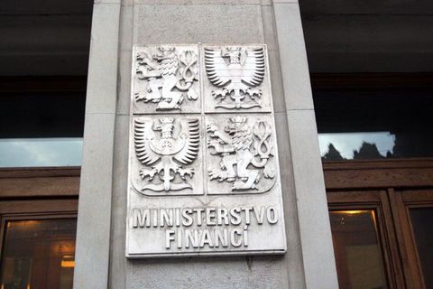 Návrh finanční ústavy počítá i s brzdou na růst důchodů