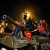 Lidé stojí na tanku, záběr z noční Ankary