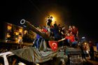 Lidé stojí na tanku, záběr z noční Ankary.