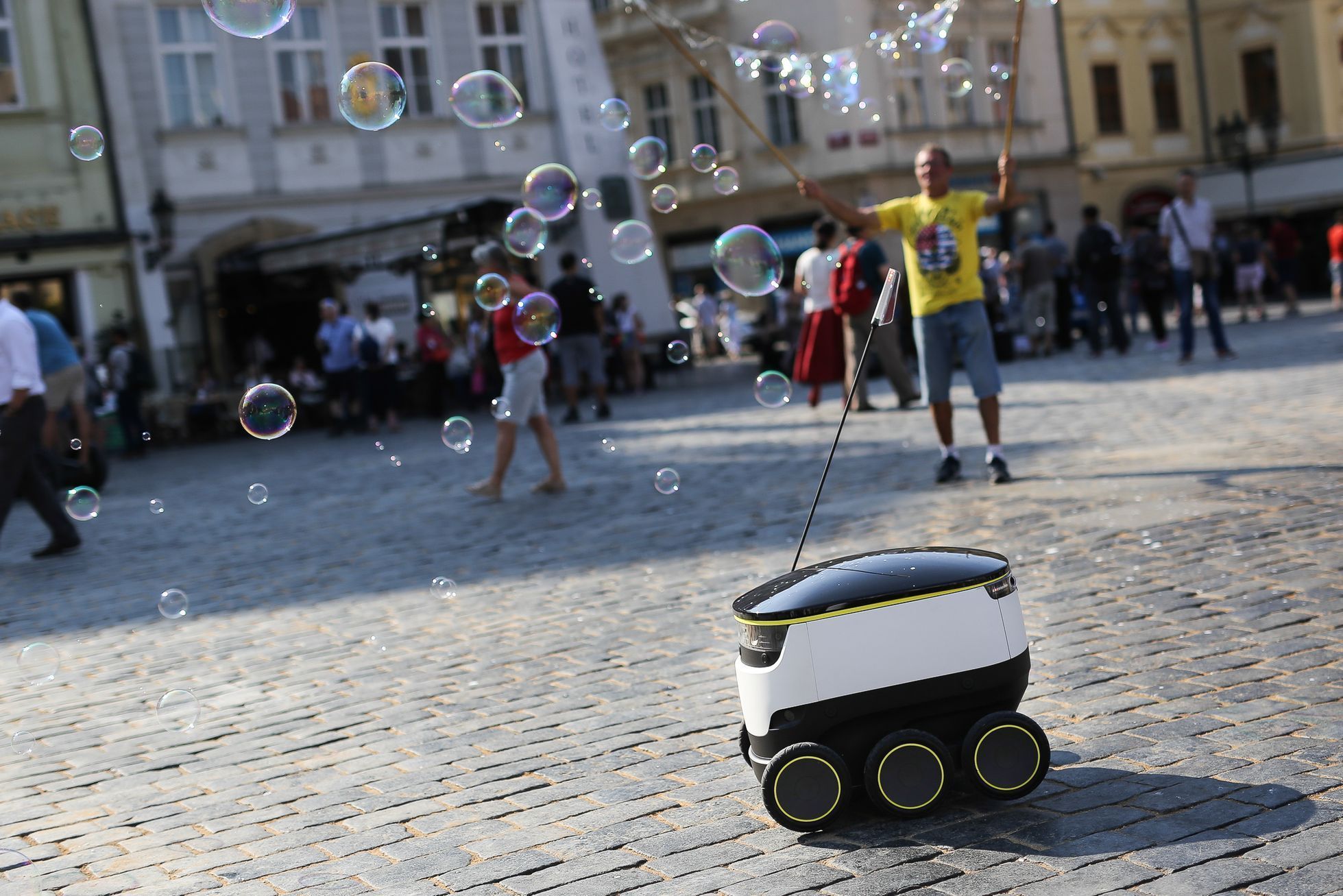 Samodoručovací robot firmy Starship Technologies prvně v Praze pro Rohlik.cz