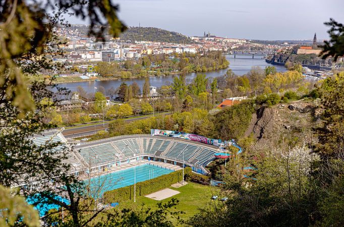 Slavný plavecký stadion v Podolí je tu v Praze již 55 let