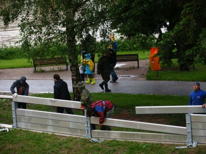 Stavba bariér u Pražského sídliště v Českých Budějovicích, zapojila se mnoho dobrovolníků svolaných rozhlasem a po sociálních sítích.