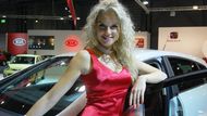 A nechyběly ani hostesky. Blondýny