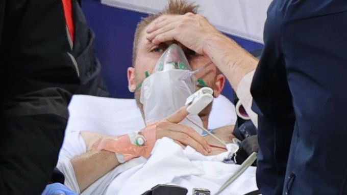 Dánský fotbalista Christian Eriksen je po kolapsu a resuscitaci už při vědomí odnášen z trávníku