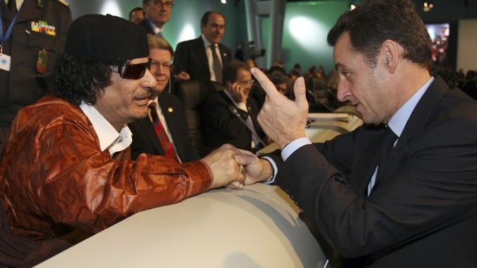 Muammar Kaddáfí během pařížského setkání s Nicolasem Sarkozym v roce 2007.