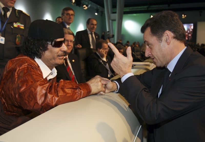 Sarkozy se zdraví s plukovníkem