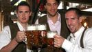 Fotbalisté Bayernu Mnichov Miroslav Klose, Luca Toni a Franck Ribery (zleva)na mnichovském Oktober festu.