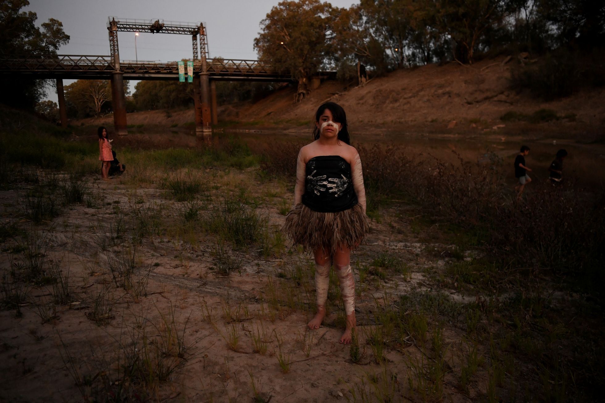 Dívka ve vyschlém korytu řeky Darling v Novém Jižním Walesu