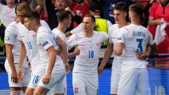 Češi slaví gól Patrika Schicka z penalty v zápase Chorvatsko - Česko na ME 2020