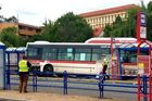 Ve Slaném narazil autobus do zastávky. Zemřelo dítě, tři lidé jsou zraněni