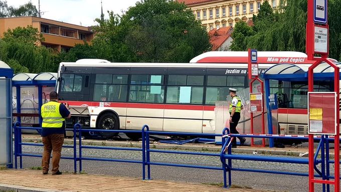 Řidič autobusu najel do zastávky, kde čekalo několik lidí