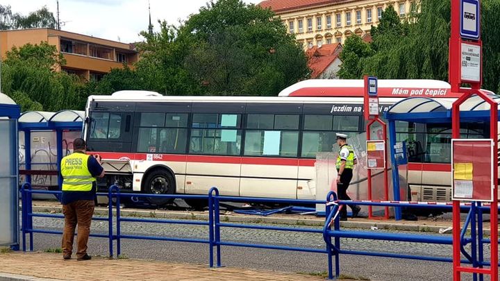 Ve Slaném narazil autobus do zastávky. Dítě zemřelo, tři lidé jsou zranění