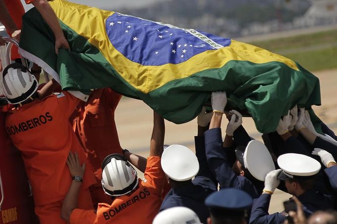 Guards load the coffin of Oscar Niemeyer onto a fire engine at the Brasilia Air Base December 6, 2012. Niemeyer, a towering patriarch of modern architecture who shaped the look of modern Brazil and whose inventive, curved designs left their mark on cities worldwide, died late on Wednesday. He was 104. Niemeyer had been battling kidney and stomach ailments in a Rio de Janeiro hospital since early November. His death was the result of a lung infection developed this week, the hospital said, little more than a week before he would have turned 105. REUTERS/Uesei Marcelino (BRAZIL - Tags: OBITUARY MILITARY SOCIETY) Published: Pro. 6, 2012, 8:03 odp.