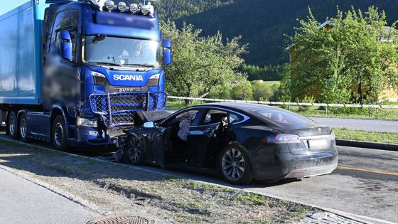 Banální nehoda, dva těžce zranění. Norský případ Tesly S ukazuje na širší problém