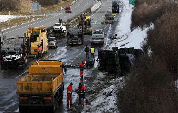 Snímek ze 16. 2. ukazoval odklízení následků ranních bouraček na D5 poblíž Plzně.