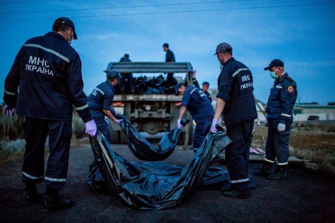 Aktualita 3. cena: PETR SHELOMOVSKIY, Volný fotograf, Záchranáři na místě havárie v obci Grabovo nakládají vaky s těly cestujících letu MH17 (Grabovo, Doněck, Ukrajina)